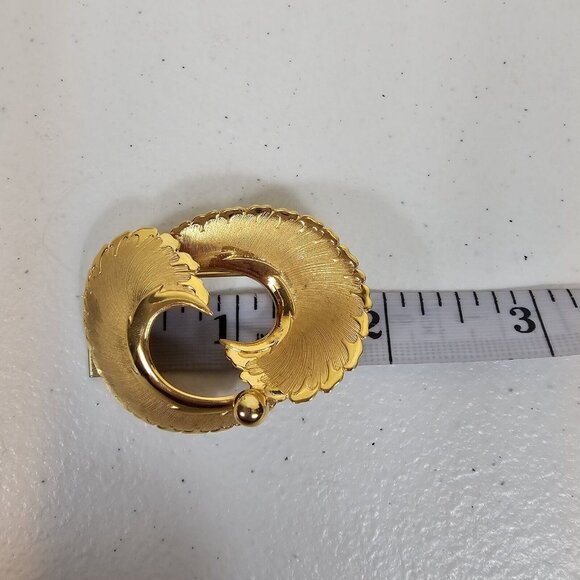 VTG Brooch Coro Signed Brushed Gold Tone Florentine Feather Swirl Simple Classy - Picture 14 of 14